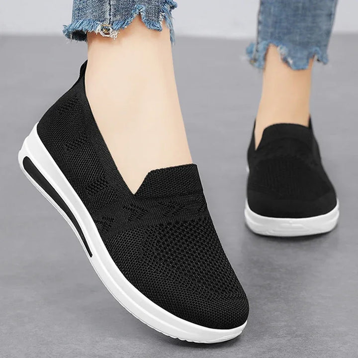 "Lätta andningsbara kvinnors mesh sneakers i modern design för vår och sommar. Lätt att bära med slip-on funktion."