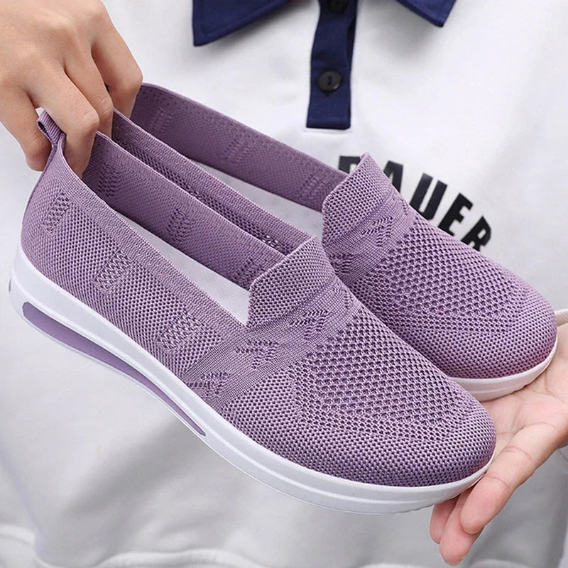 "Lätta andningsbara kvinnors mesh sneakers i modern design för vår och sommar. Lätt att bära med slip-on funktion."