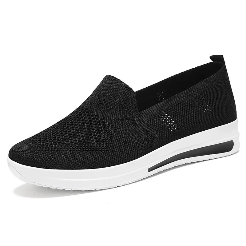 "Lätta andningsbara kvinnors mesh sneakers i modern design för vår och sommar. Lätt att bära med slip-on funktion."
