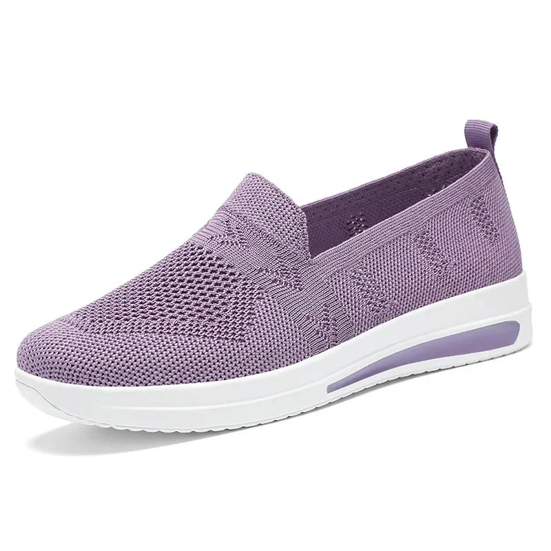 "Lätta andningsbara kvinnors mesh sneakers i modern design för vår och sommar. Lätt att bära med slip-on funktion."