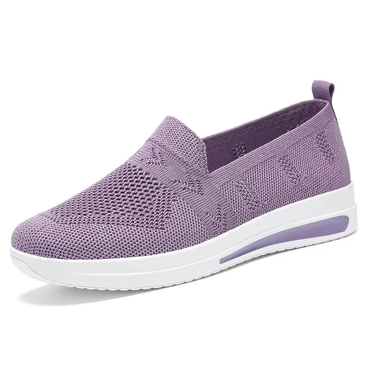 "Lätta andningsbara kvinnors mesh sneakers i modern design för vår och sommar. Lätt att bära med slip-on funktion."