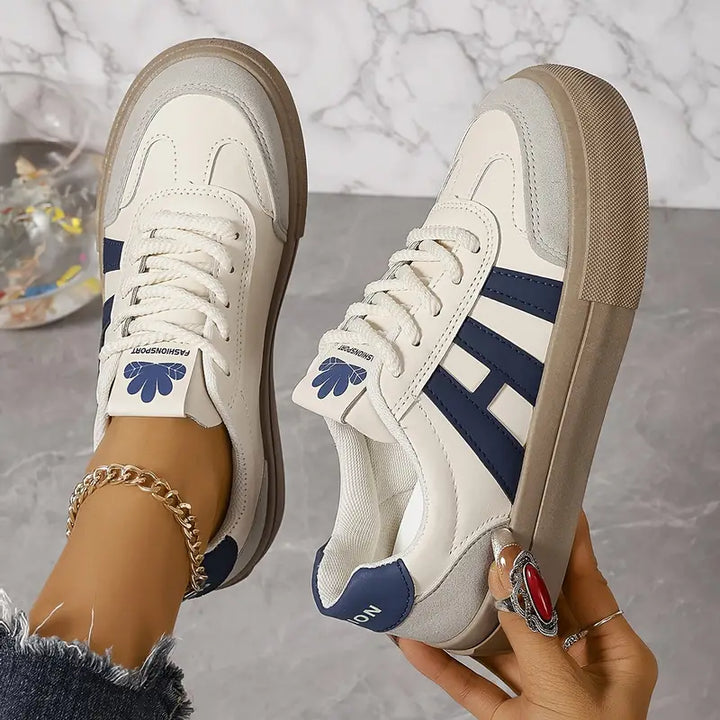 "Lätta dam sneakers med modern design, vita och gråa med smidig passform, idealiska för stil och komfort."