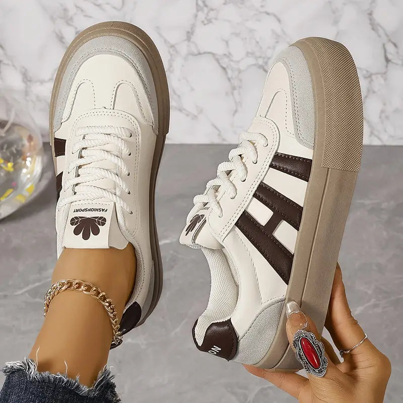"Lätta dam sneakers med modern design, vita och gråa med smidig passform, idealiska för stil och komfort."