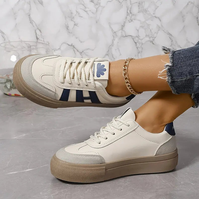 "Lätta dam sneakers med modern design, vita och gråa med smidig passform, idealiska för stil och komfort."