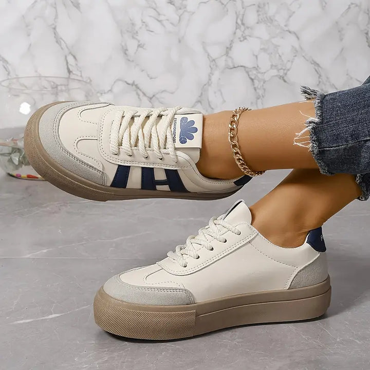 "Lätta dam sneakers med modern design, vita och gråa med smidig passform, idealiska för stil och komfort."