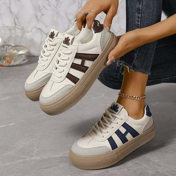 "Lätta dam sneakers med modern design, vita och gråa med smidig passform, idealiska för stil och komfort."
