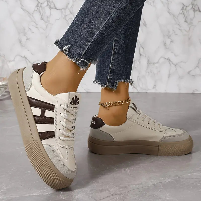 "Lätta dam sneakers med modern design, vita och gråa med smidig passform, idealiska för stil och komfort."