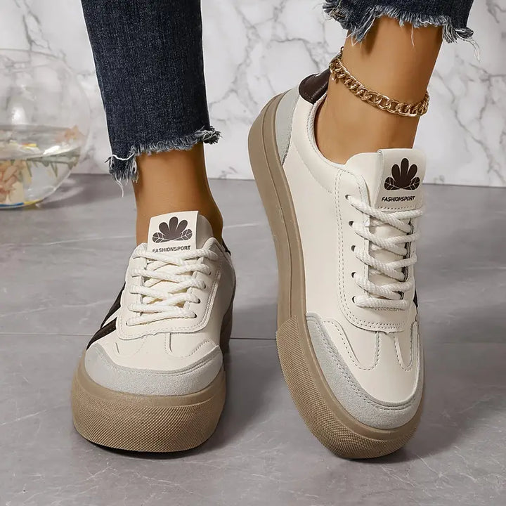 "Lätta dam sneakers med modern design, vita och gråa med smidig passform, idealiska för stil och komfort."