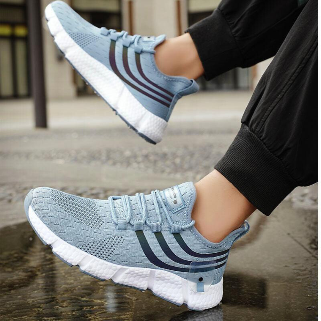 "Lätta gym sneakers för män i stilren design, svart mesh-ovandel, vit gummisula, perfekt för träning och vardagsbruk."