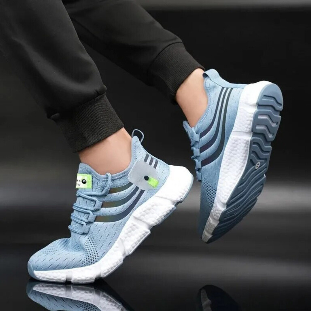 "Lätta gym sneakers för män i stilren design, svart mesh-ovandel, vit gummisula, perfekt för träning och vardagsbruk."