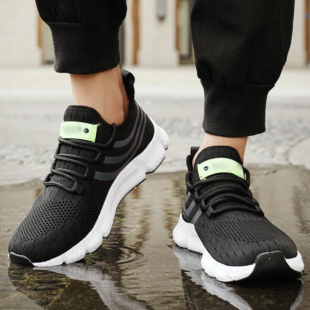 "Lätta gym sneakers för män i stilren design, svart mesh-ovandel, vit gummisula, perfekt för träning och vardagsbruk."