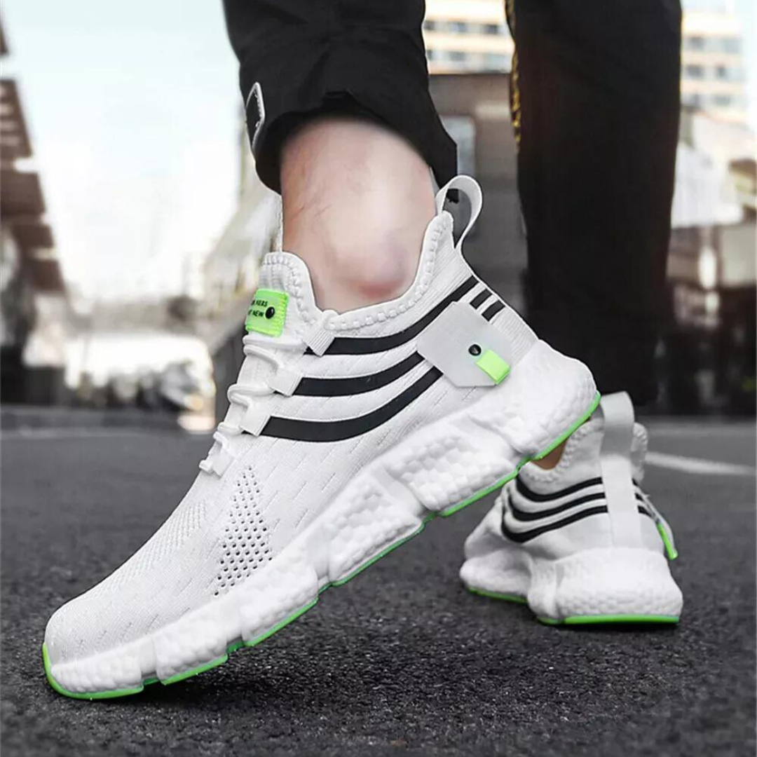 "Lätta gym sneakers för män i stilren design, svart mesh-ovandel, vit gummisula, perfekt för träning och vardagsbruk."
