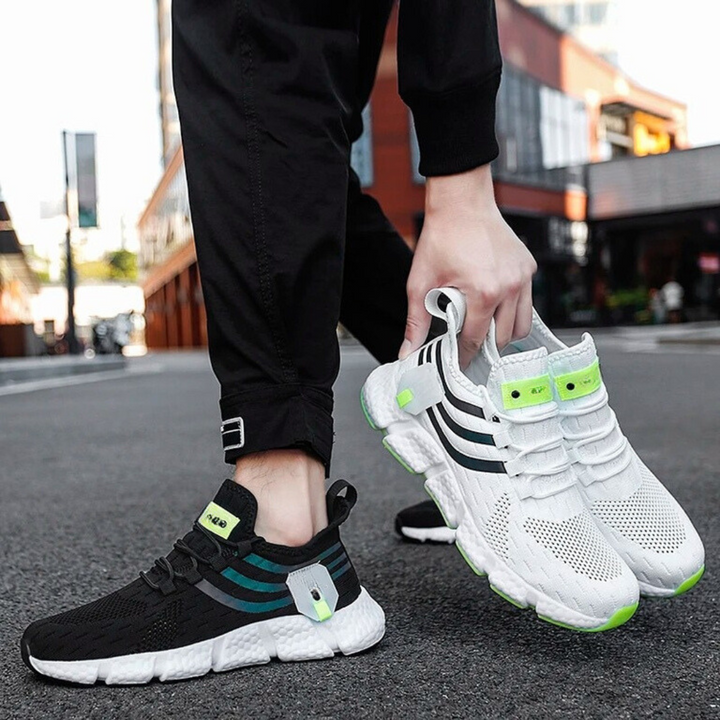 "Lätta gym sneakers för män i stilren design, svart mesh-ovandel, vit gummisula, perfekt för träning och vardagsbruk."