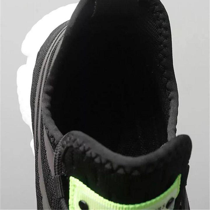 "Lätta gym sneakers för män i stilren design, svart mesh-ovandel, vit gummisula, perfekt för träning och vardagsbruk."