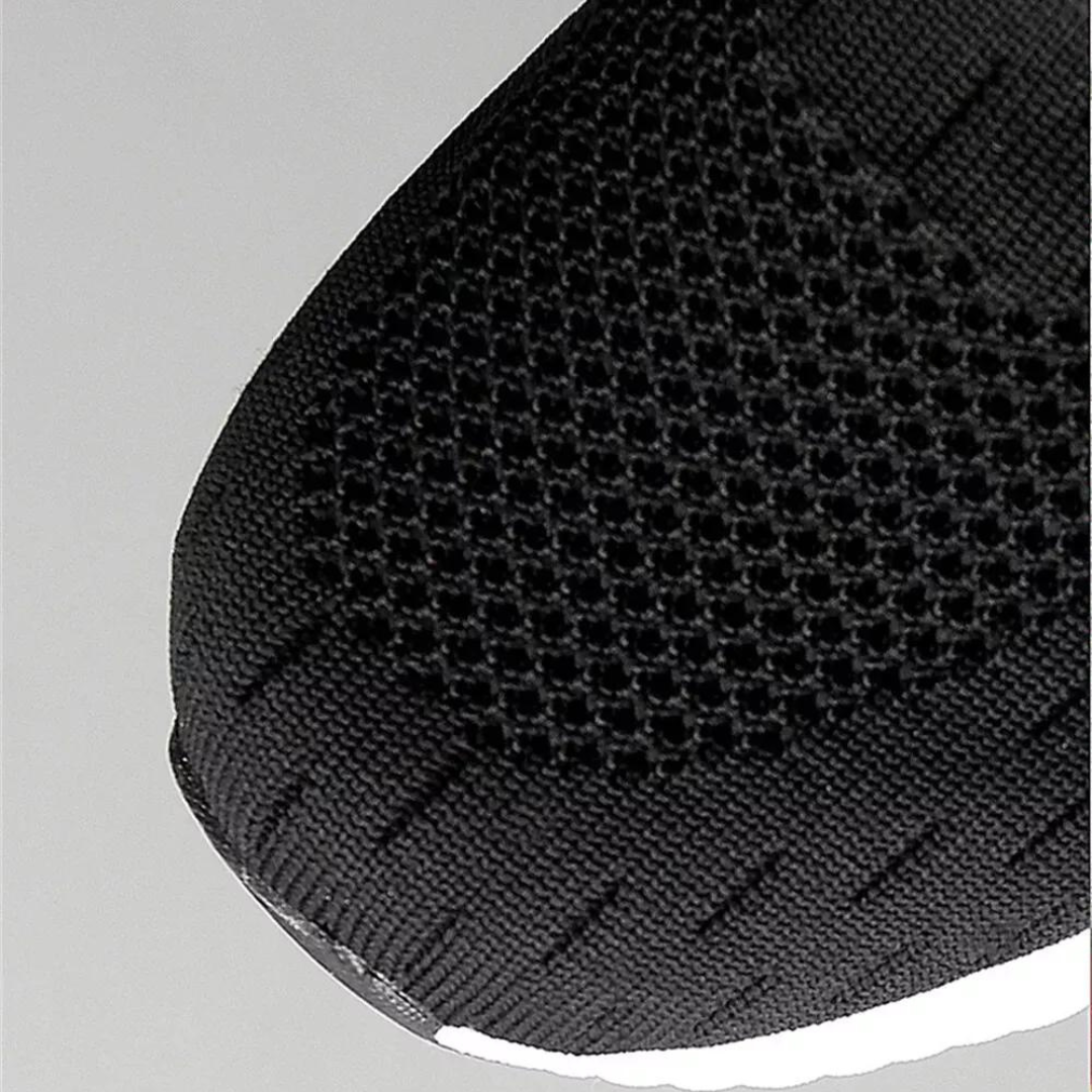 "Lätta gym sneakers för män i stilren design, svart mesh-ovandel, vit gummisula, perfekt för träning och vardagsbruk."