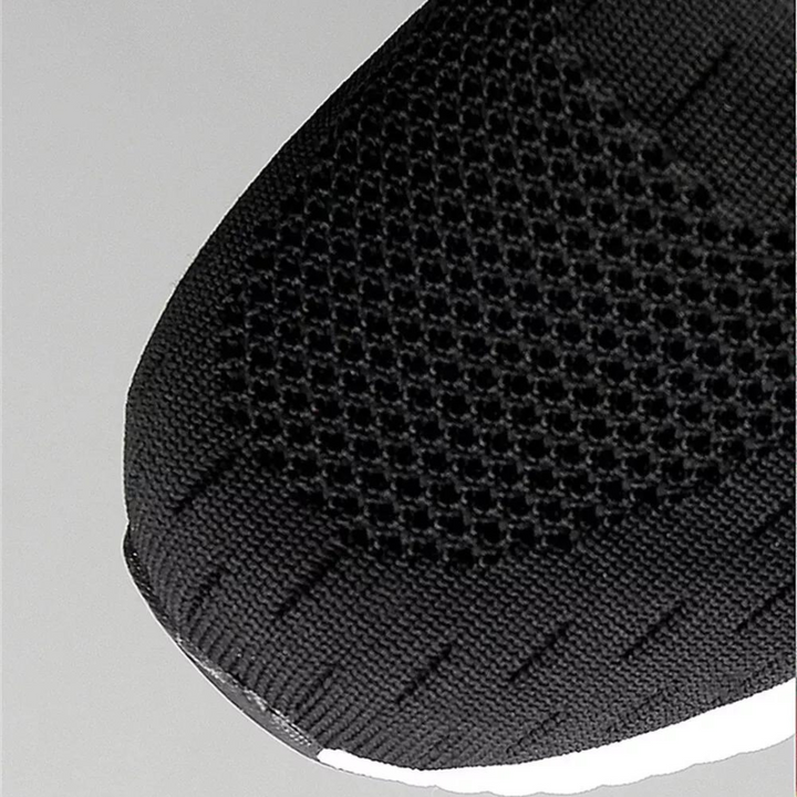 "Lätta gym sneakers för män i stilren design, svart mesh-ovandel, vit gummisula, perfekt för träning och vardagsbruk."