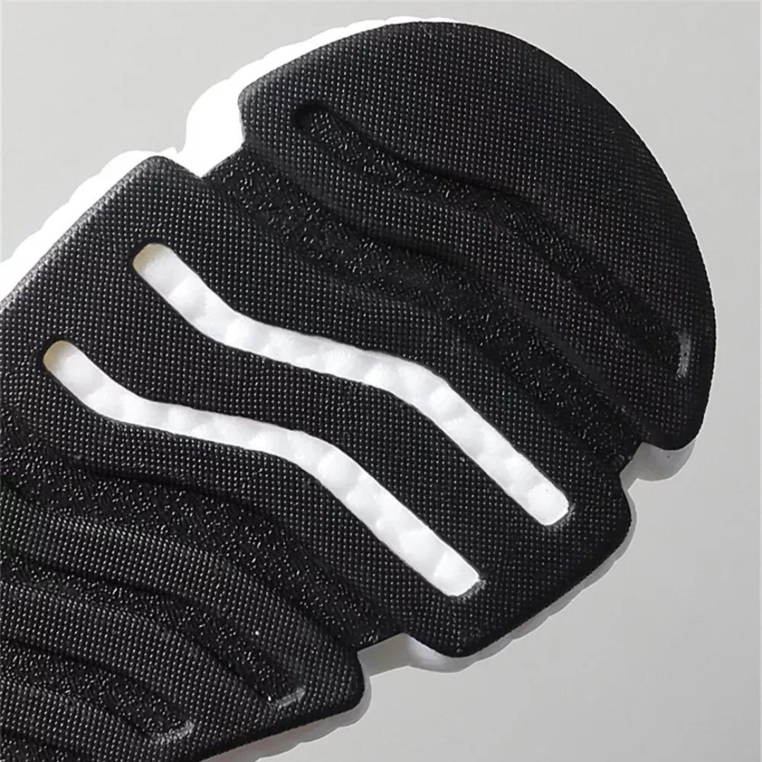 "Lätta gym sneakers för män i stilren design, svart mesh-ovandel, vit gummisula, perfekt för träning och vardagsbruk."
