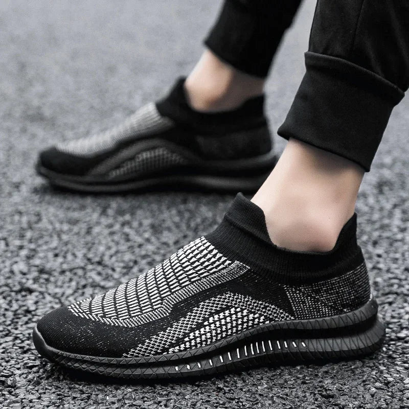 Lätta slip-on vandringsskor för herrar, andningsbara och stilrena, perfekta för både vardag och utomhusäventyr.