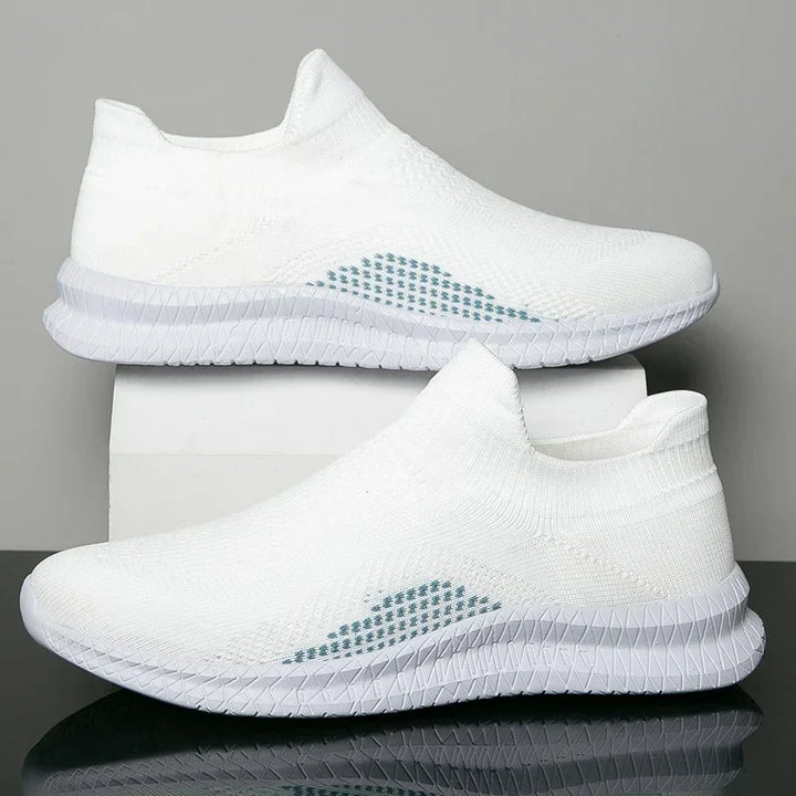 Lätta slip-on vandringsskor för herrar, andningsbara och stilrena, perfekta för både vardag och utomhusäventyr.