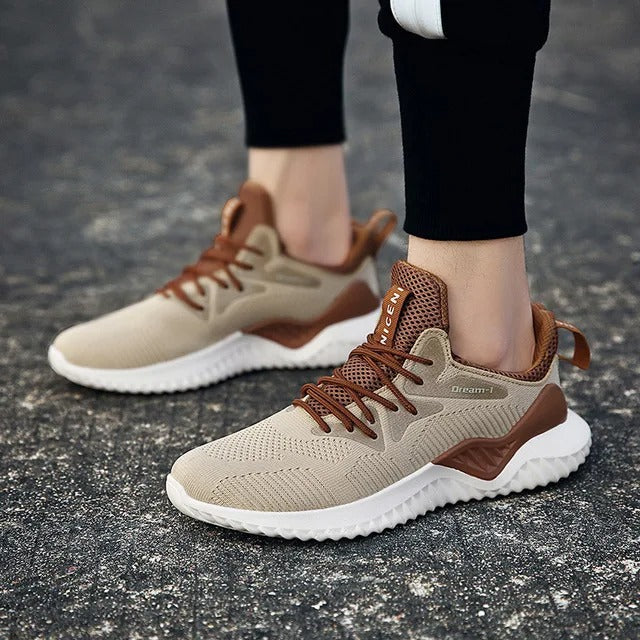 Lättvikts andningsaktiva sneakers i mesh för män, beige färg, ger optimal komfort och ventilation för en aktiv livsstil.