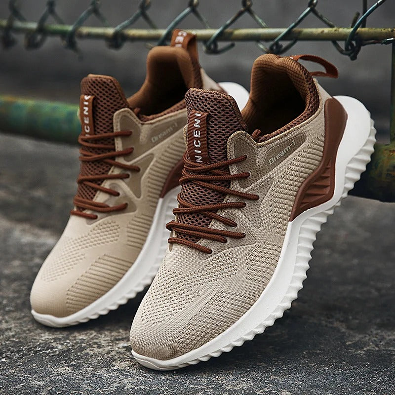 Lättvikts andningsaktiva sneakers i mesh för män, beige färg, ger optimal komfort och ventilation för en aktiv livsstil.