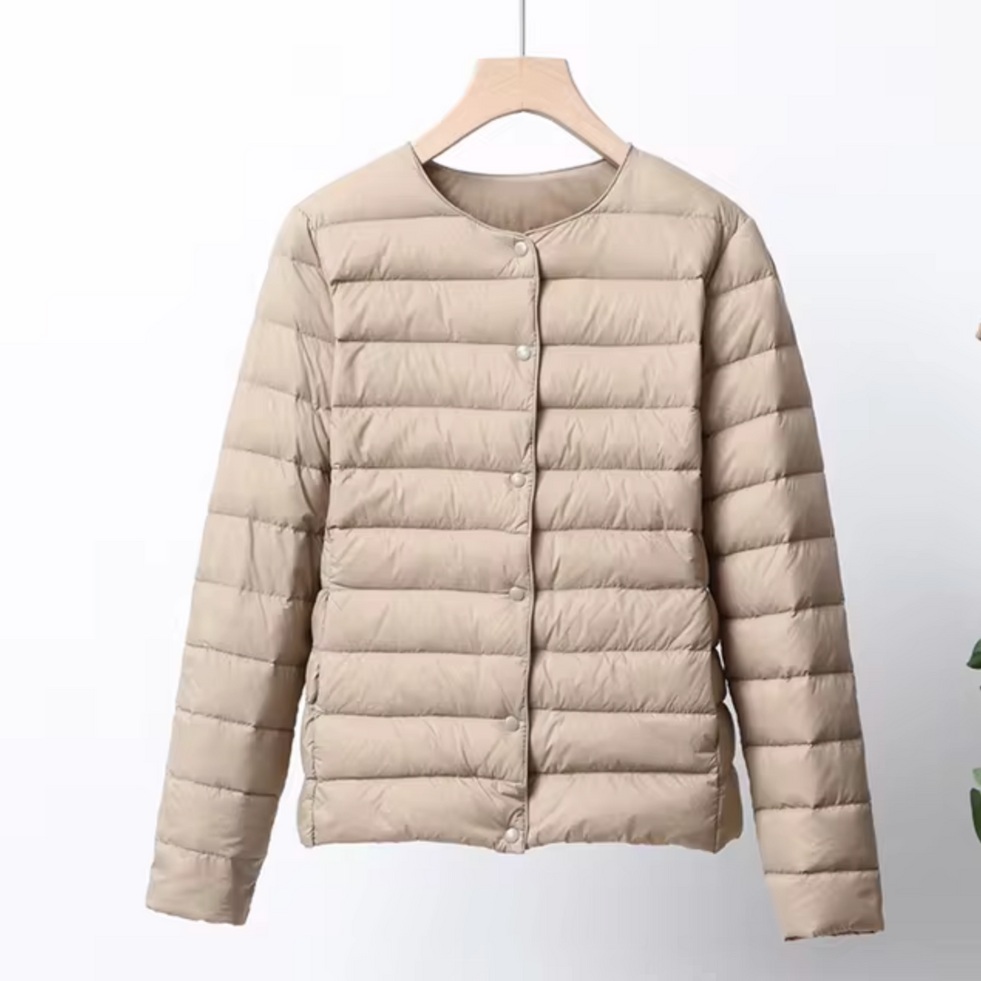 "Lättvikts kort dunjacka för damer med elegant snitt, idealisk för kyla och utomhusaktiviteter, ger stil och komfort."