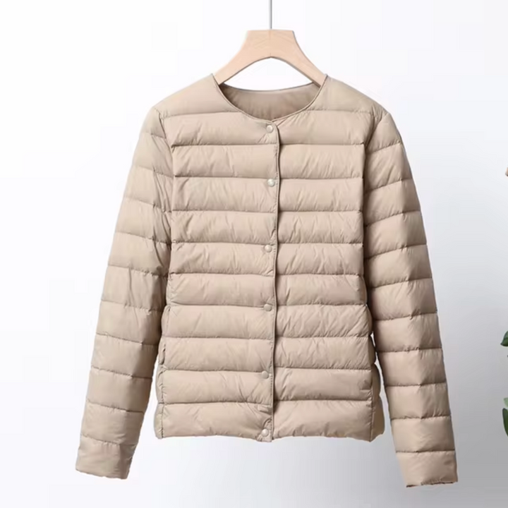 "Lättvikts kort dunjacka för damer med elegant snitt, idealisk för kyla och utomhusaktiviteter, ger stil och komfort."
