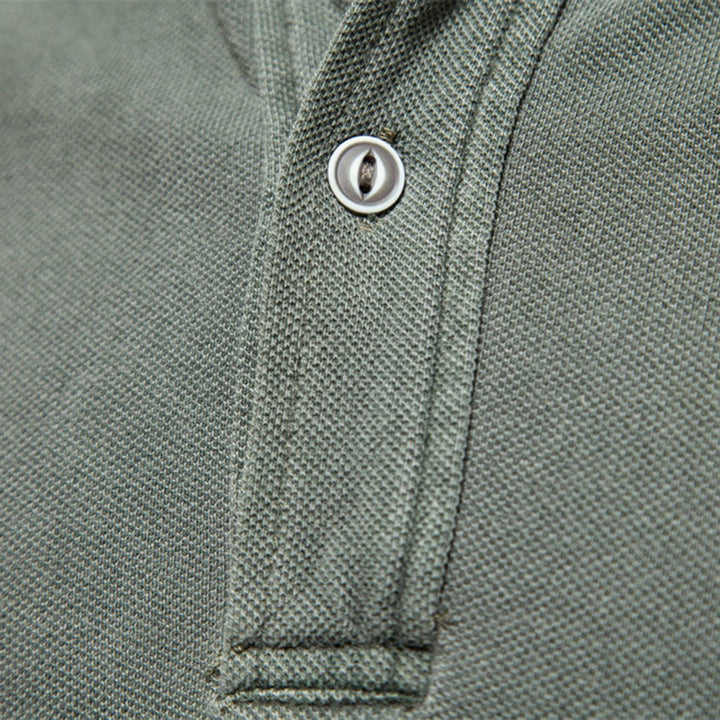 Luftig herrpikétröja i casual stil, perfekt för vår och sommar. Tidlös design med bekväm passform och rörelsefrihet.