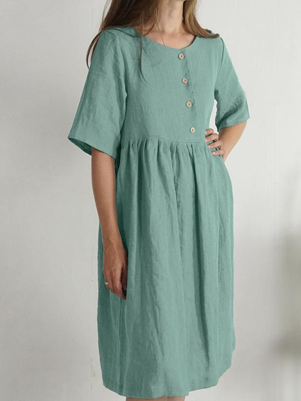 Luftig sommarklänning i bomull med rund hals och fickor, perfekt för en avslappnad men chic stil för kvinnor.