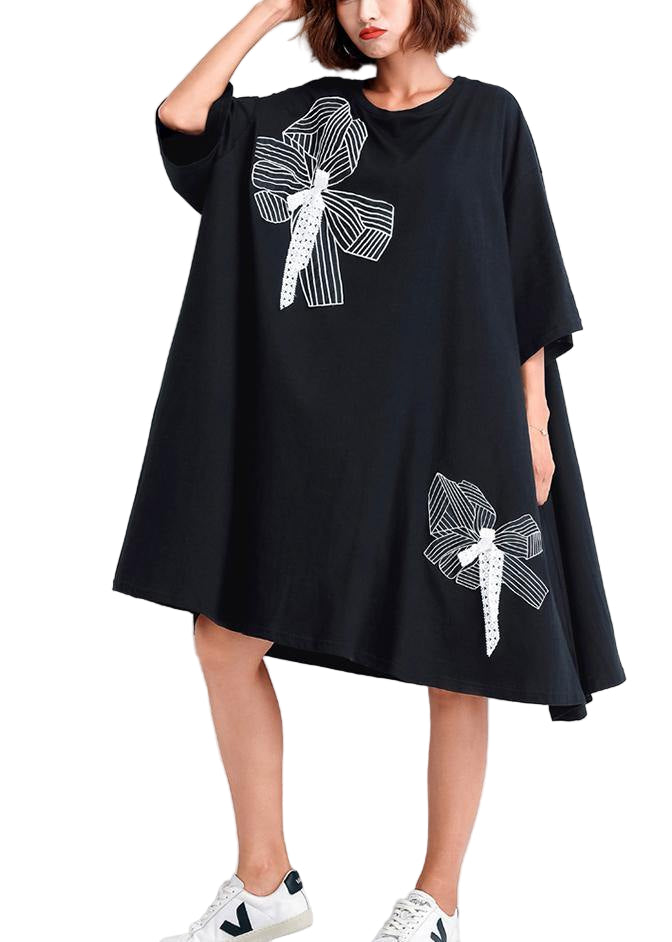 "Luftig sommarklänning med broderi och vid fåll, sida vy, elegant design för kvinnor, perfekt för soliga dagar."