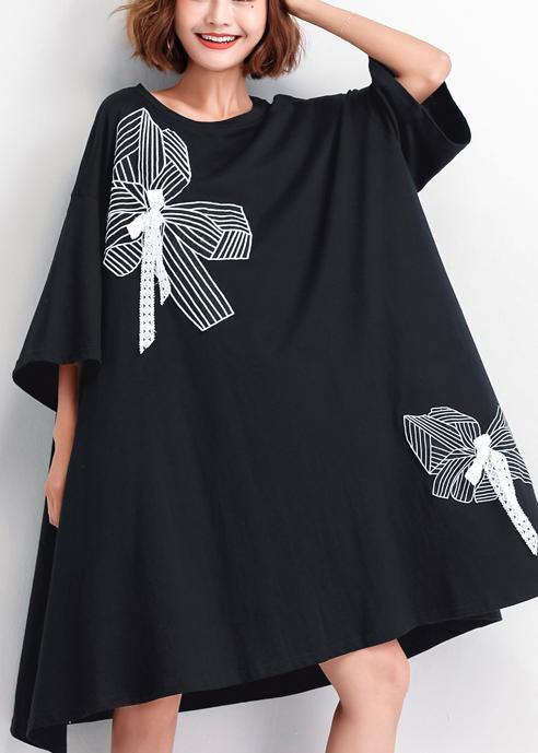"Luftig sommarklänning med broderi och vid fåll, sida vy, elegant design för kvinnor, perfekt för soliga dagar."