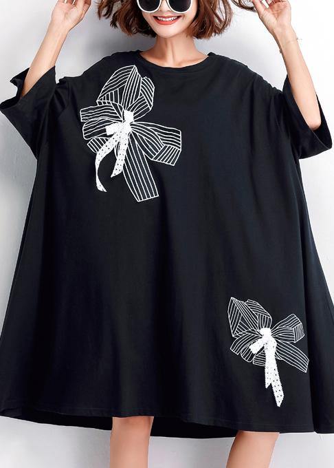 "Luftig sommarklänning med broderi och vid fåll, sida vy, elegant design för kvinnor, perfekt för soliga dagar."