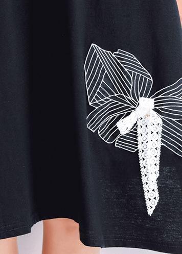 "Luftig sommarklänning med broderi och vid fåll, sida vy, elegant design för kvinnor, perfekt för soliga dagar."