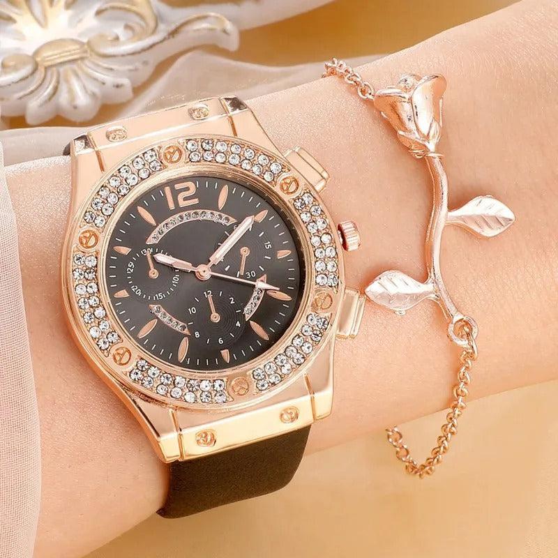 "Lyxig damklocka med strass, rosa band och kvartsurverk. Elegant och gnistrande design för en sofistikerad look."