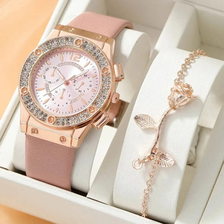 "Lyxig damklocka med strass, rosa band och kvartsurverk. Elegant och gnistrande design för en sofistikerad look."
