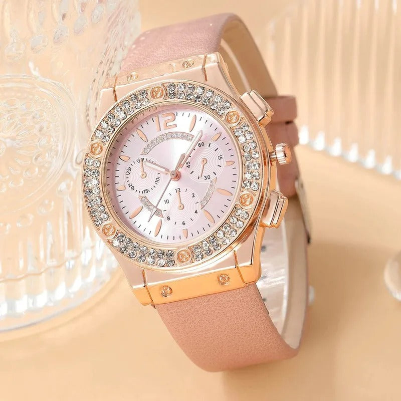 "Lyxig damklocka med strass, rosa band och kvartsurverk. Elegant och gnistrande design för en sofistikerad look."