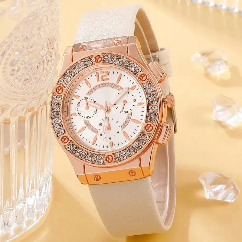 "Lyxig damklocka med strass, rosa band och kvartsurverk. Elegant och gnistrande design för en sofistikerad look."