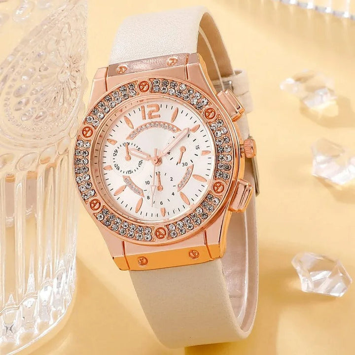 "Lyxig damklocka med strass, rosa band och kvartsurverk. Elegant och gnistrande design för en sofistikerad look."