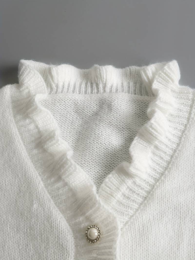 "Lyxig damtröja med V-ringning och knapppanel, elegant design i mjukt material för en stilfull och bekväm look"