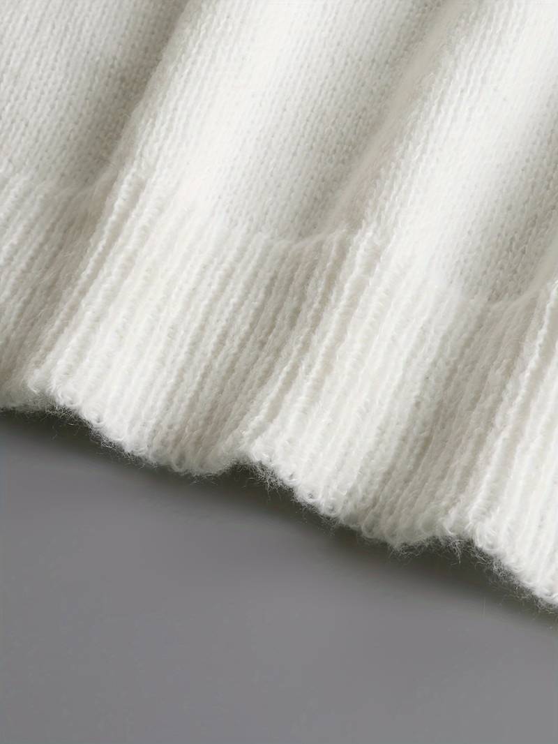 "Lyxig damtröja med V-ringning och knapppanel, elegant design i mjukt material för en stilfull och bekväm look"