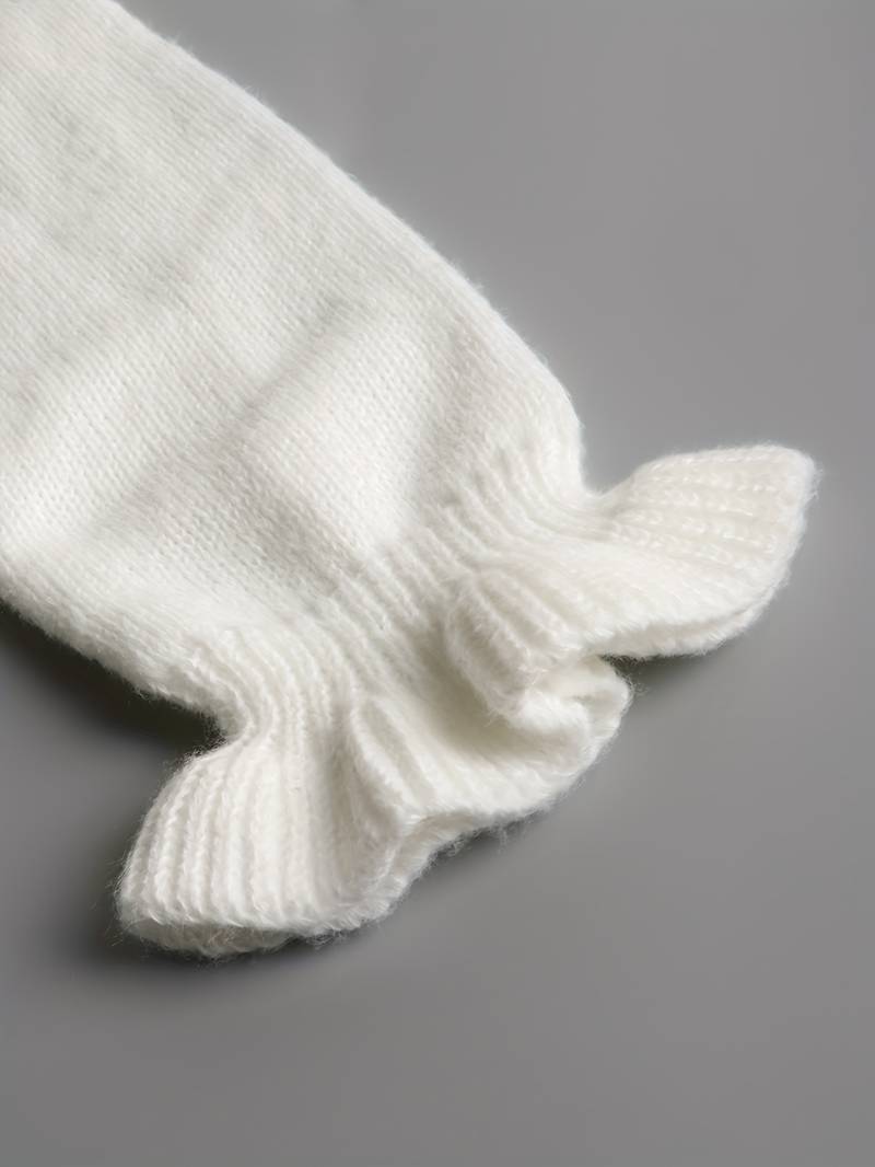 "Lyxig damtröja med V-ringning och knapppanel, elegant design i mjukt material för en stilfull och bekväm look"