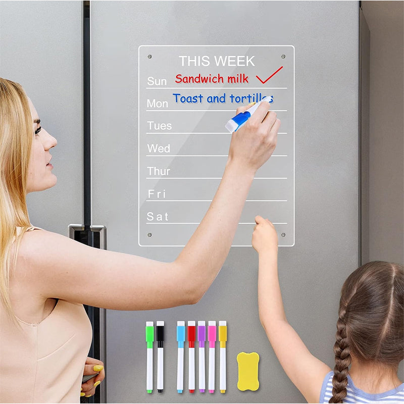 Magnetisk akryl whiteboard med kalender, genomskinlig design, passar kylskåpets metallyta, hållbar och stilren.