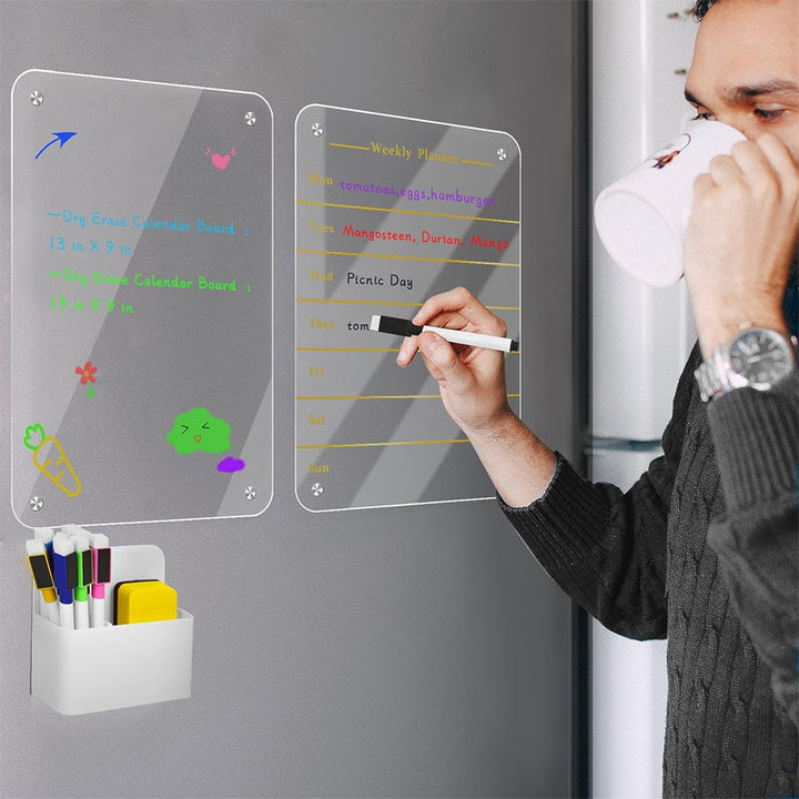 Magnetisk akryl whiteboard med kalender, genomskinlig design, passar kylskåpets metallyta, hållbar och stilren.