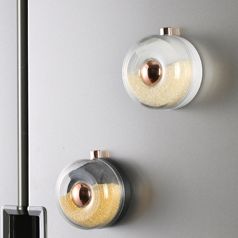 "Magnetiska kryddburkar i glas och ABS för stilren och praktisk kryddförvaring på väggen, med ergonomisk design."