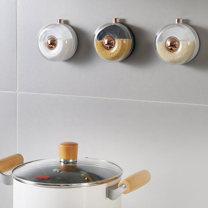 "Magnetiska kryddburkar i glas och ABS för stilren och praktisk kryddförvaring på väggen, med ergonomisk design."