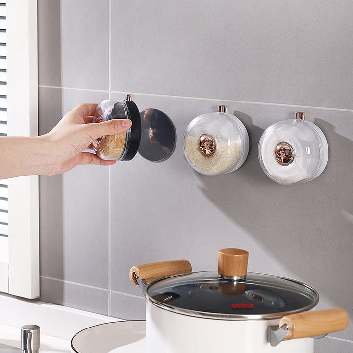 "Magnetiska kryddburkar i glas och ABS för stilren och praktisk kryddförvaring på väggen, med ergonomisk design."