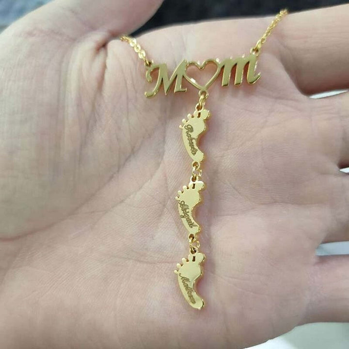 "Mamma halsband i 925 sterling silver med noggrant utformade babyfötter, en symbol för evig kärlek och beskydd."