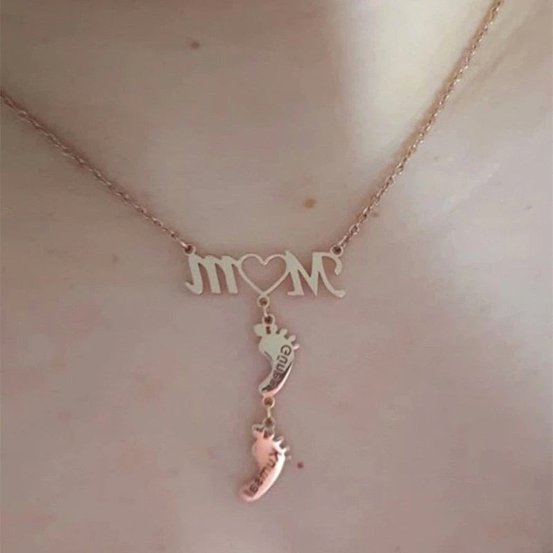 "Mamma halsband i 925 sterling silver med noggrant utformade babyfötter, en symbol för evig kärlek och beskydd."