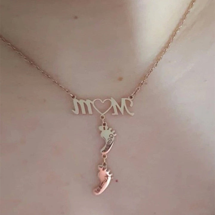 "Mamma halsband i 925 sterling silver med noggrant utformade babyfötter, en symbol för evig kärlek och beskydd."