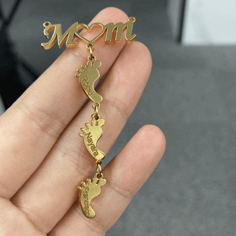 "Mamma halsband i 925 sterling silver med noggrant utformade babyfötter, en symbol för evig kärlek och beskydd."